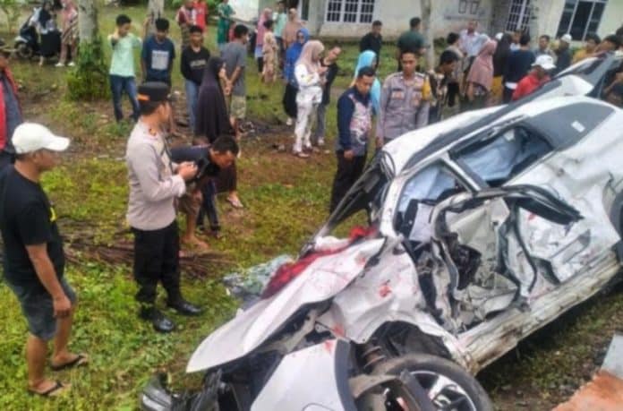 Kecelakaan kereta api kembali terjadi di wilayah Sumatera Barat. Sebuah minibus tertemper Kereta Api Pariaman Ekspres B3 dengan nomor seri CC 2018352 di Kabupaten Padang Pariaman, Kamis (17/4/2025) siang.