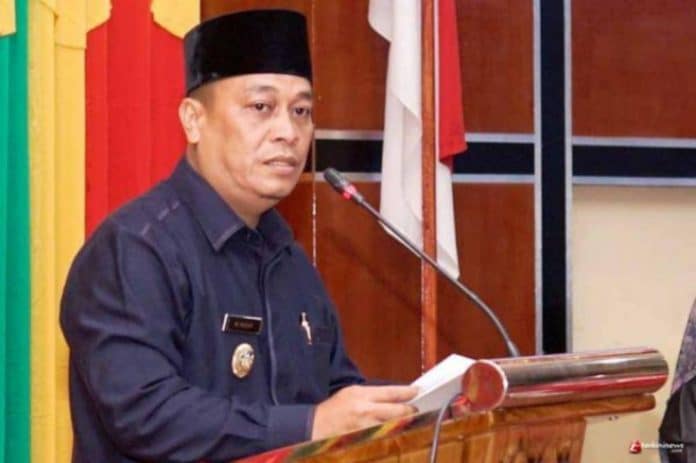 Bupati Kabupaten Lingga, Muhammad Nizar, beserta istri dan rombongan ke Tiongkok yang belakangan menuai sorotan publik. Bupati Kabupaten Lingga, Muhammad Nizar, beserta istri dan rombongan ke Tiongkok yang belakangan menuai sorotan publik.