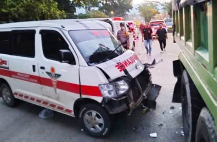 Kecelakaan lalu lintas yang melibatkan sebuah ambulans terjadi di Jalan Raya Padang–Indarung, tepatnya di dekat Tanduk Kabau, kawasan PT Semen Padang, Kecamatan Lubuk Kilangan, Kota Padang, pada Senin (21/4/2025) sekitar pukul 04.30 WIB.