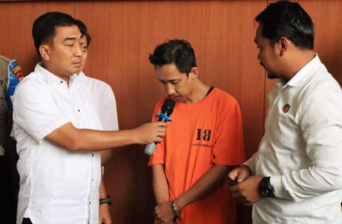 MAES diduga secara diam-diam merekam seorang mahasiswi saat sedang mandi. Ia pun ditangkap oleh Polres Metro Jakarta Pusat atas dugaan tindak pidana pornografi. MAES diduga secara diam-diam merekam seorang mahasiswi saat sedang mandi. Ia pun ditangkap oleh Polres Metro Jakarta Pusat atas dugaan tindak pidana pornografi.