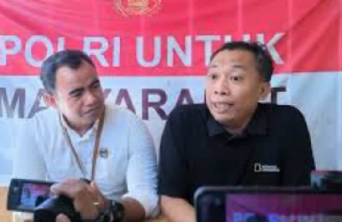 Ketua Koalisi Stop Kekerasan Seksual NTB Joko Jumadi (kanan) memberikan keterangan saat pendampingan korban pelecehan seksual dengan terduga pelaku seorang ustadz pondok pesantren di Polresta Mataram, NTB, Senin (21/4/2025).