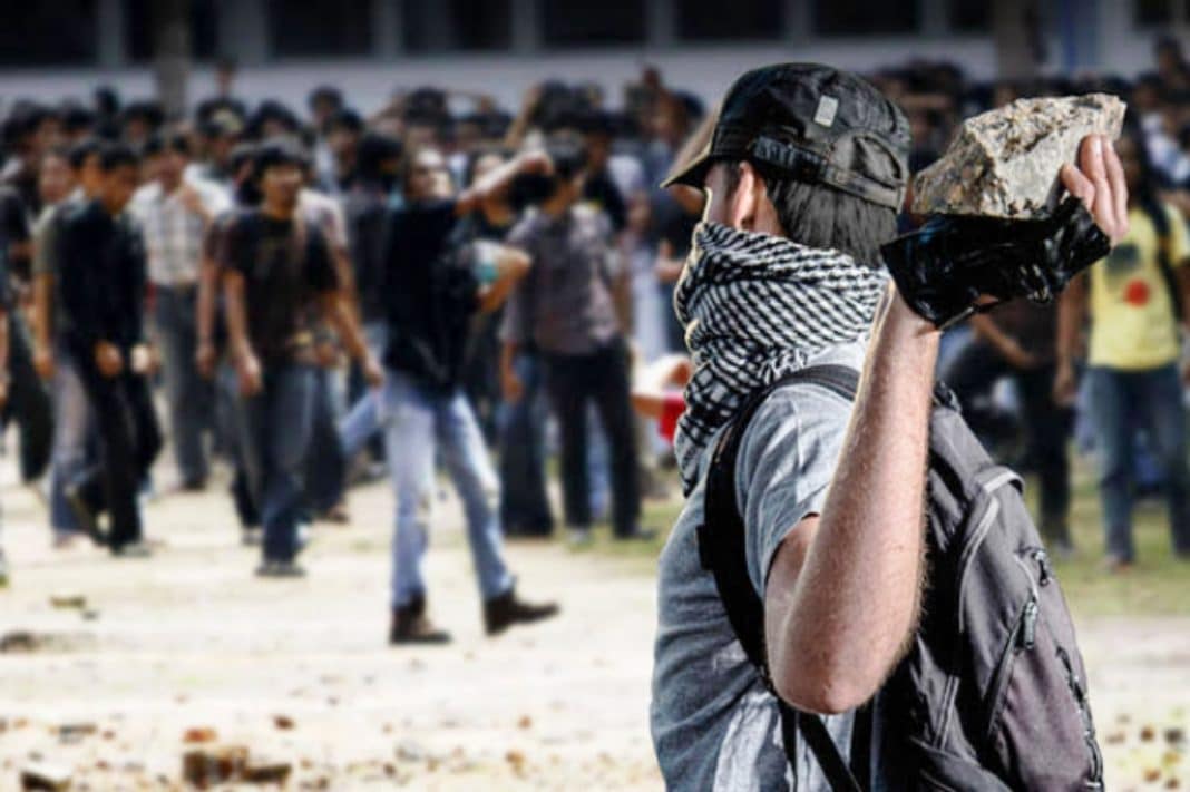 Polisi menangkap 20 remaja terduga pelaku tawuran yang terjadi di Jalan Otista Raya, Jatinegara, Jakarta Timur pada Rabu dini hari. (Foto: Ilustrasi).