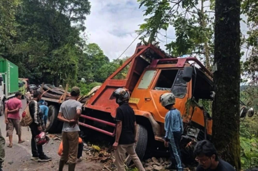 Kecelakaan beruntun yang melibatkan enam mobil dan tiga sepeda motor terjadi di Jalan St Syahrir, Silaiang Bawah, Kecamatan Padang Panjang Barat, Kota Padang Panjang, Rabu (23/4/2025), sekitar pukul 11.30 WIB.