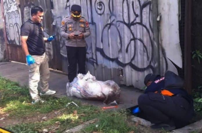 Warga Batuceper, Tangerang, Banten, digemparkan oleh penemuan mayat seorang pria tanpa identitas yang ditemukan dalam kondisi mengenaskan, terbungkus karung dan dibuang ke saluran air di Jalan Daan Mogot, Selasa (22/4/2025).