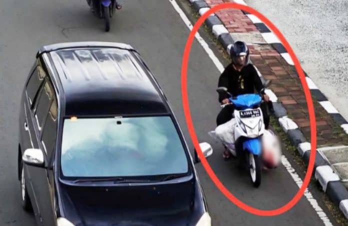 Pelaku yang diketahui berinisial N alias R (23), terekam kamera CCTV saat membuang mayat dalam karung menggunakan sepeda motor Honda Beat berpelat A 4366 VAC. Pelaku yang diketahui berinisial N alias R (23), terekam kamera CCTV saat membuang mayat dalam karung menggunakan sepeda motor Honda Beat berpelat A 4366 VAC.