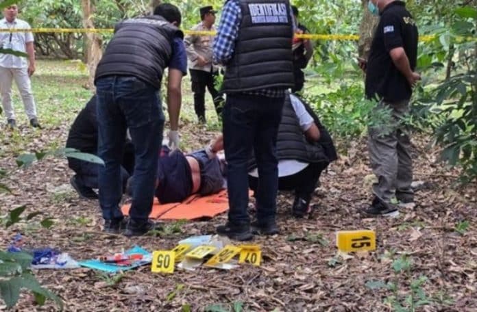 Seorang warga negara asing (WNA) berinisial SH (48) ditemukan tewas diduga gantung diri di sebuah pohon di jalur hijau kawasan Bandara Internasional Soekarno-Hatta, pada Kamis (24/4/2025) sekitar pukul 11.30 WIB. Seorang warga negara asing (WNA) berinisial SH (48) ditemukan tewas diduga gantung diri di sebuah pohon di jalur hijau kawasan Bandara Internasional Soekarno-Hatta, pada Kamis (24/4/2025) sekitar pukul 11.30 WIB.