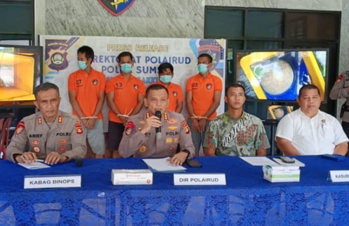 Direktorat Kepolisian Perairan dan Udara (Ditpolairud) Polda Sumatera Selatan menangkap empat orang pelaku penangkapan ikan ilegal dengan menggunakan alat tangkap jaring trawl di perairan Sembilang, Desa Sungsang IV, Kecamatan Banyuasin II, Kabupaten Banyuasin. Direktorat Kepolisian Perairan dan Udara (Ditpolairud) Polda Sumatera Selatan menangkap empat orang pelaku penangkapan ikan ilegal dengan menggunakan alat tangkap jaring trawl di perairan Sembilang, Desa Sungsang IV, Kecamatan Banyuasin II, Kabupaten Banyuasin.