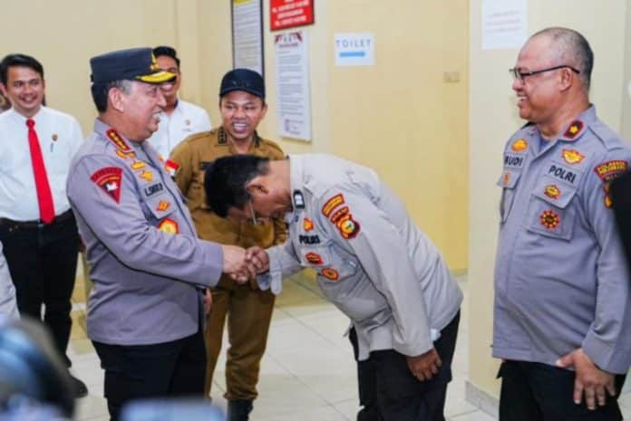 Kepala Kepolisian Negara Republik Indonesia (Kapolri) memberikan penghargaan kepada Aiptu Jimmi Farma dalam kunjungan kerjanya ke Polsek Rumbai Pesisir, Polresta Pekanbaru. (Istimewa)