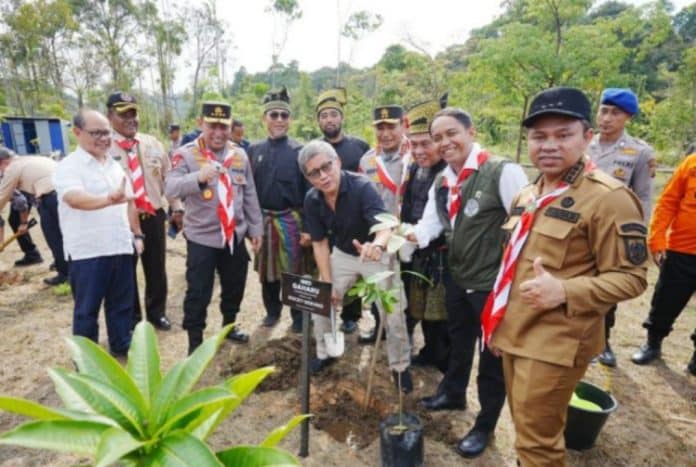 Filsuf sekaligus pendiri Tumbuh Institute, Rocky Gerung, turut ambil bagian dalam kegiatan penanaman pohon pada Jambore Karhutla 2025 di Taman Hutan Raya (Tahura) Sultan Syarif Hasyim, Kecamatan Minas Jaya, Kabupaten Siak, Riau, Jumat (25/4/2025).