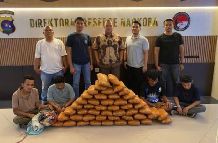 Dirnarkoba Polda Sumbar, Kombes Pol Nico A Setiawan, mengatakan keempat tersangka upaya peredaran 47 kilogram ganja tersebut masing-masing berinisial YYP (26), BD (22), MA (20), dan AD (20).