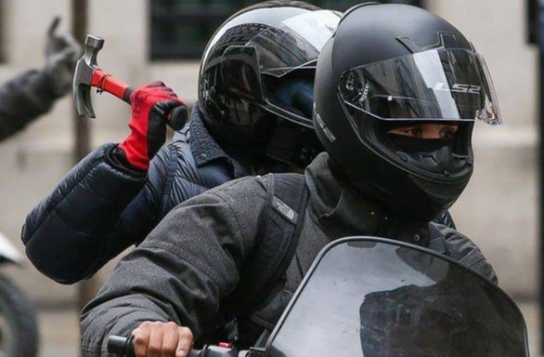 Seorang pria berinisial EA (21) menjadi korban begal saat berteduh dari hujan di Jalan Ahmad Yani, Tanahsareal, Kota Bogor, Sabtu (26/4/2025) sore. (Foto: Ilustrasi).