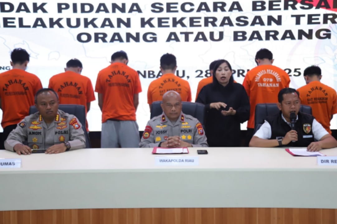 Dalam pengembangan kasus, Kombes Asep menyebutkan total 14 pelaku berhasil ditangkap setelah sempat melarikan diri ke berbagai wilayah seperti Kampar, Siak, dan Pekanbaru.