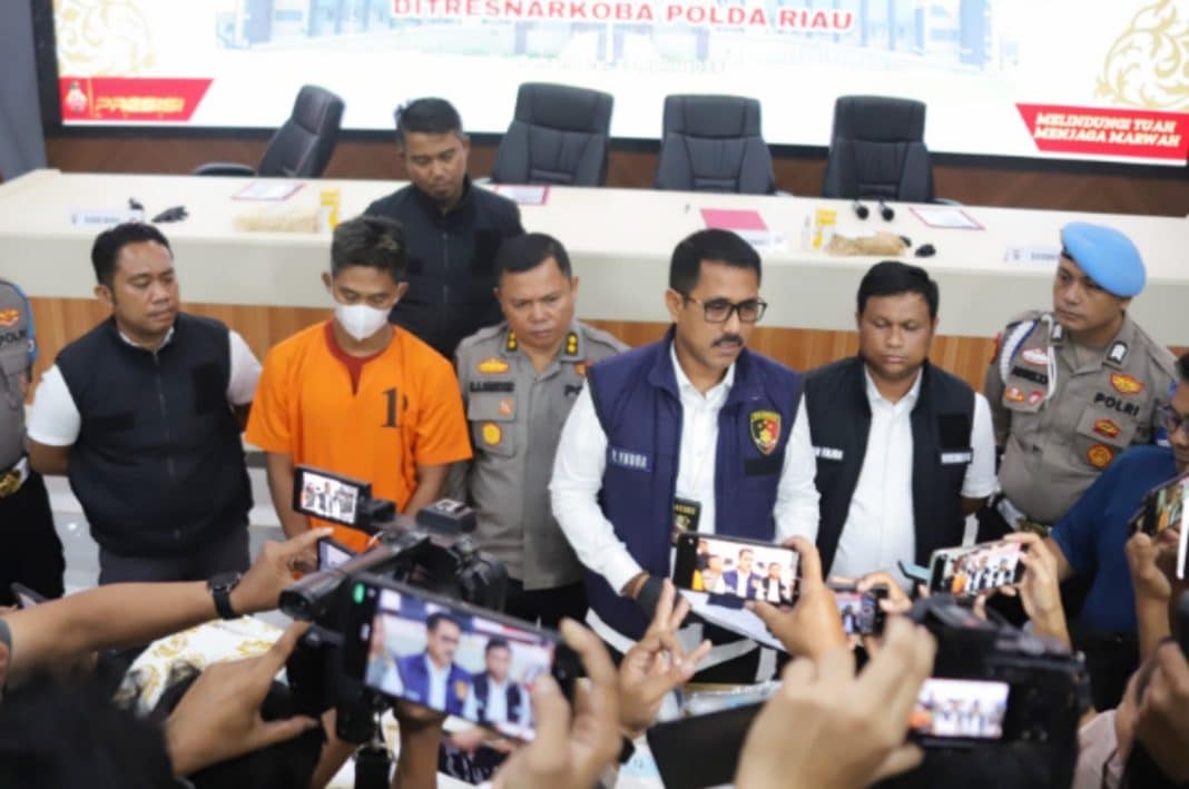 Minggu lalu, Subdit Jatanras Ditreskrimum Polda Riau bersama Polresta Pekanbaru sebanyak 10 orang debt collector ditangkap usai merusak mobil warga tepat di depan Mapolsek Bukitraya.