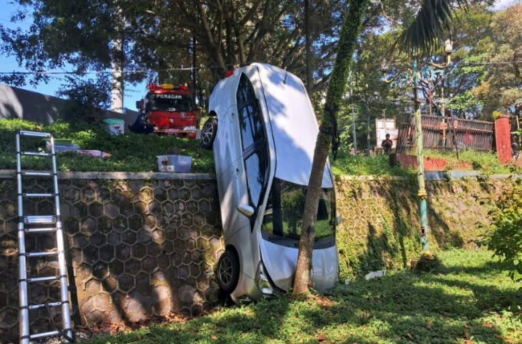 Sebuah mobil Toyota Calya bernomor polisi E 1747 VBR terperosok ke halaman GOR Ewangga, kawasan Stadion Mashud Wisnu Saputra, Kabupaten Kuningan, pada Senin pagi (28/4/2025).