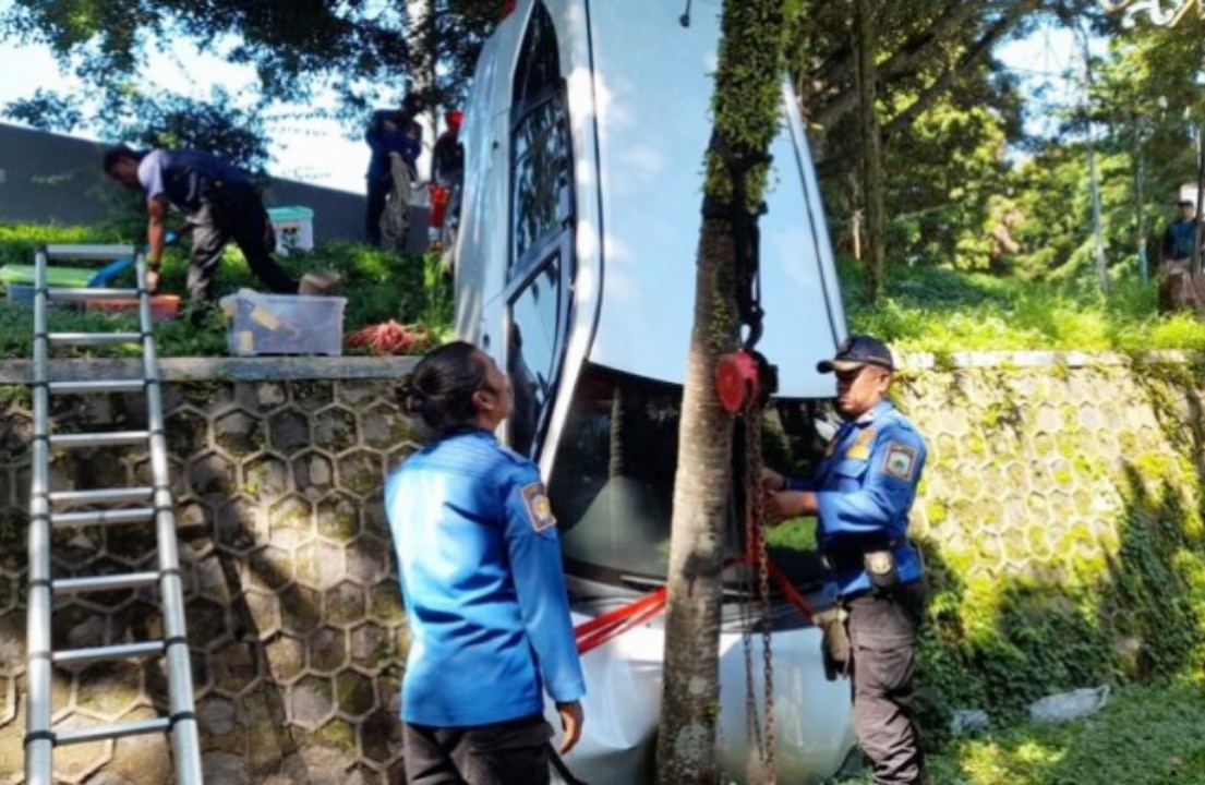 Sebuah mobil Toyota Calya bernomor polisi E 1747 VBR terperosok ke halaman GOR Ewangga, kawasan Stadion Mashud Wisnu Saputra, Kabupaten Kuningan, pada Senin pagi (28/4/2025).
