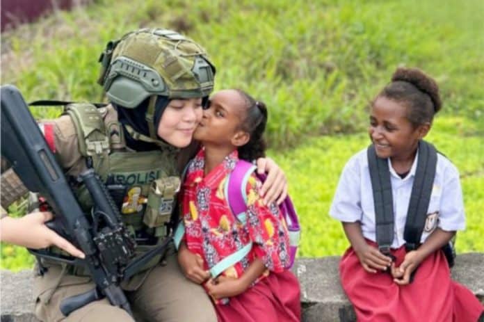 Salah satunya melalui aksi Bripda Natria Akhirul, Polwan dari Sektor Nduga, yang berinteraksi langsung dengan anak-anak sekolah di wilayah tersebut, dikutip halam Humas Polri pada, Selasa (29/4/2025). Salah satunya melalui aksi Bripda Natria Akhirul, Polwan dari Sektor Nduga, yang berinteraksi langsung dengan anak-anak sekolah di wilayah tersebut, dikutip halam Humas Polri pada, Selasa (29/4/2025).