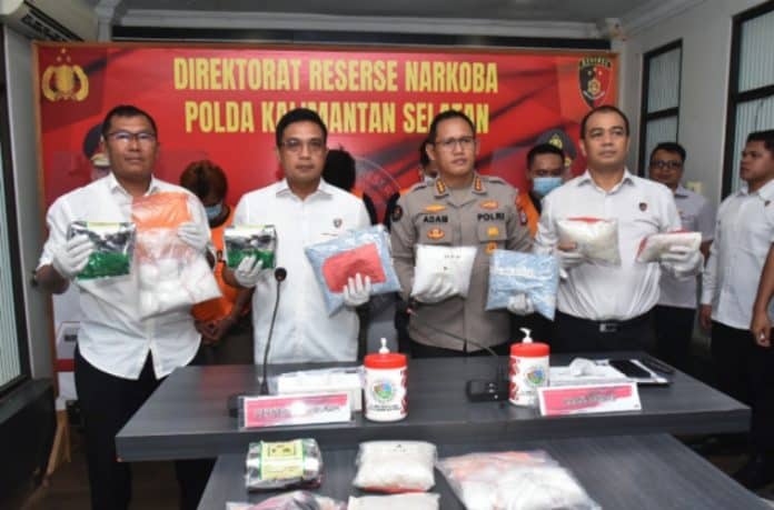 Ada empat tersangka jaringan Fredy Pratama tersebut yang kami tangkap dengan total barang bukti sabu seberat 8.711,83 gram, ekstasi 10.049 butir, dan serbuk ekstasi 24,14 gram, ujar Direktur Reserse Narkoba Polda Kalsel Kombes Kelana Jaya, pada Selasa (29/4/2025).