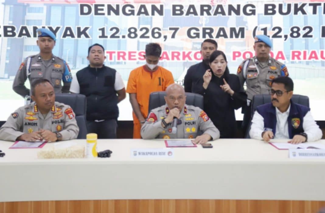 Ditresnarkoba Polda Riau mengelar konferensi pers pengungkapan kasus narkotika jenis sabu jaringan perdagangan narkoba internasional yang melibatkan pengendali dari Malaysia, pada Senin (28/4/2025).