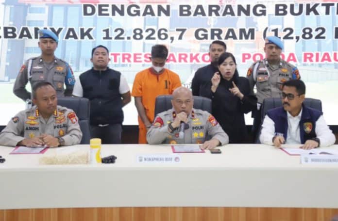 Ditresnarkoba Polda Riau mengelar konferensi pers pengungkapan kasus narkotika jenis sabu jaringan perdagangan narkoba internasional yang melibatkan pengendali dari Malaysia, pada Senin (28/4/2025).