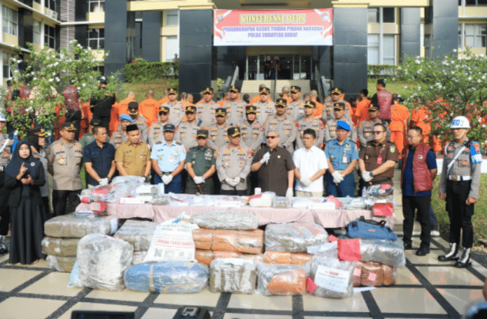 Forum Komunikasi Pimpinan Daerah (Forkopimda) Sumatera Barat memberikan apresiasi tinggi kepada Kapolda Sumbar dan jajarannya atas keberhasilan mengungkap berbagai kasus penyalahgunaan narkoba. Forum Komunikasi Pimpinan Daerah (Forkopimda) Sumatera Barat memberikan apresiasi tinggi kepada Kapolda Sumbar dan jajarannya atas keberhasilan mengungkap berbagai kasus penyalahgunaan narkoba.