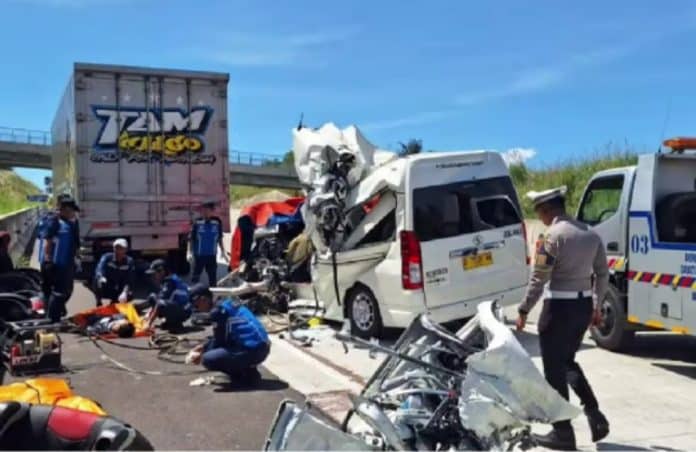 Tiga orang dilaporkan tewas dalam kecelakaan lalu lintas yang terjadi di KM 189+400 ruas Tol Cisumdawu, Kabupaten Sumedang, pada Selasa (29/4/2025) sekitar pukul 10.00 WIB.