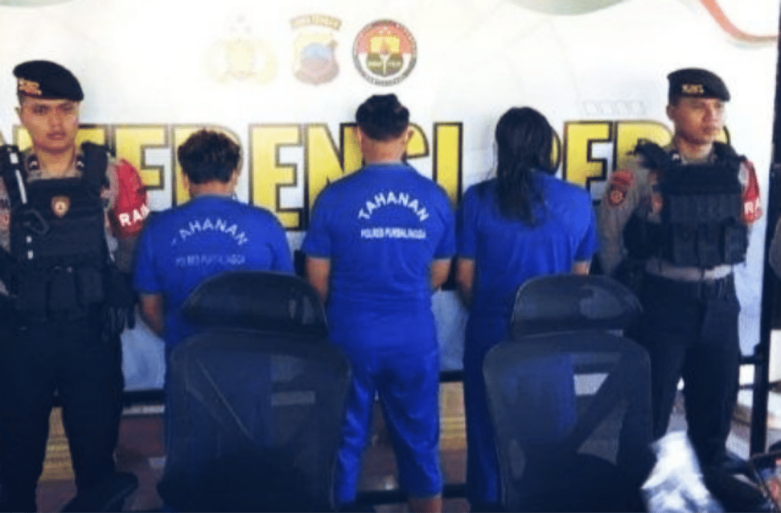 Dalam konferensi pers yang digelar pada Selasa sore 29 April 2025 di Mapolres Purbalingga, Kapolres AKBP Achmad Akbar mengungkapkan bahwa kasus pemerasan terbongkar setelah sebuah video beredar di media sosial.