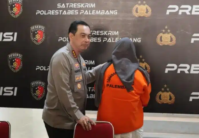 Kapolrestabes Palembang, Kombes Pol Harryo Sugihhartono, mengungkap kasus penipuan bermodus rekrutmen kerja PT. Kereta Api Indonesia (KAI) Divre III Palembang di yang melibatkan tersangka berinisial WA (27). Kapolrestabes Palembang, Kombes Pol Harryo Sugihhartono, mengungkap kasus penipuan bermodus rekrutmen kerja PT. Kereta Api Indonesia (KAI) Divre III Palembang di yang melibatkan tersangka berinisial WA (27).