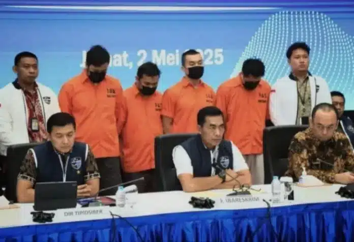 Polri melalui Direktorat Tindak Pidana Siber Bareskrim berhasil mengungkap jaringan besar judi online yang diduga melibatkan ribuan rekening dan aktor lintas negara. Polri melalui Direktorat Tindak Pidana Siber Bareskrim berhasil mengungkap jaringan besar judi online yang diduga melibatkan ribuan rekening dan aktor lintas negara.