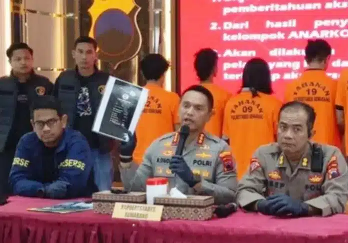 Kapolrestabes Semarang Kombes Pol M. Syahduddi menyampaikan, keenam tersangka dijerat dengan Pasal 214 KUHP subsider Pasal 170 KUHP karena terbukti melakukan perlawanan terhadap aparat serta merusak fasilitas umum secara bersama-sama. Kapolrestabes Semarang Kombes Pol M. Syahduddi menyampaikan, keenam tersangka dijerat dengan Pasal 214 KUHP subsider Pasal 170 KUHP karena terbukti melakukan perlawanan terhadap aparat serta merusak fasilitas umum secara bersama-sama.