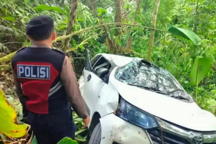 Kecelakaan tunggal minibus Toyota Avanza kembali terjadi di jalan baru Guguak, Kecamatan Gunung Talang, Kabupaten Solok, pada Sabtu, 3 Mei 2025, sekitar pukul 17.00 WIB. (Foto Ilustrasi Kecelakaan). Kecelakaan tunggal minibus Toyota Avanza kembali terjadi di jalan baru Guguak, Kecamatan Gunung Talang, Kabupaten Solok, pada Sabtu, 3 Mei 2025, sekitar pukul 17.00 WIB. (Foto Ilustrasi Kecelakaan).
