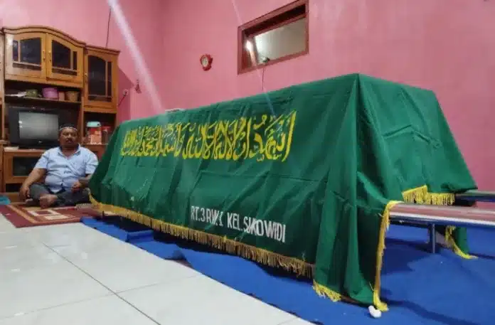 Jasad Rizal Sampurna, pemuda asal Lingkungan Sukowidi, Klatak, Kalipuro, Banyuwangi, yang diduga menjadi korban tindak pidana perdagangan orang (TPPO) di Kamboja, tiba di rumah duka pada Senin (12/5/2025) pukul 03.00 WIB. Jasad Rizal Sampurna, pemuda asal Lingkungan Sukowidi, Klatak, Kalipuro, Banyuwangi, yang diduga menjadi korban tindak pidana perdagangan orang (TPPO) di Kamboja, tiba di rumah duka pada Senin (12/5/2025) pukul 03.00 WIB.