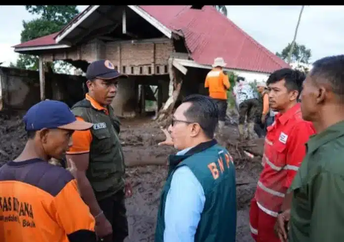 Bupati Tanah Datar Eka Putra meninjau lokasi bencana galodo (banjir bandang melanda beberapa wilayah di Kabupaten Tanah Datar.