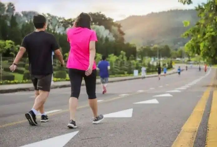 Manfaat jalan kaki sesudah makan ternyata lebih dari sekadar membakar kalori. Manfaat jalan kaki sesudah makan ternyata lebih dari sekadar membakar kalori.