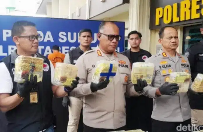 Kapolrestabes Medan, Kombes Gidion Arif Setyawan, menyebut sabu tersebut dikemas dalam 22 bungkus teh bermerek China dan disimpan dalam sebuah karung. Selain sabu, polisi juga mengamankan barang bukti berupa satu unit sepeda motor dan satu unit handphone Android.
