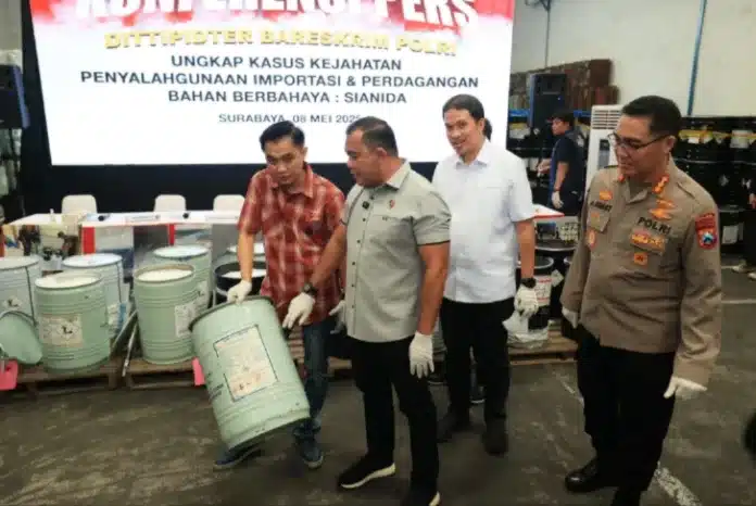 Direktorat Tindak Pidana Tertentu (Dittipidter) Bareskrim Polri membongkar jaringan perdagangan ilegal bahan kimia mematikan jenis sodium cyanide (sianida) yang dijalankan oleh PT SHC di Surabaya dan Pasuruan, Jawa Timur. Direktorat Tindak Pidana Tertentu (Dittipidter) Bareskrim Polri membongkar jaringan perdagangan ilegal bahan kimia mematikan jenis sodium cyanide (sianida) yang dijalankan oleh PT SHC di Surabaya dan Pasuruan, Jawa Timur.