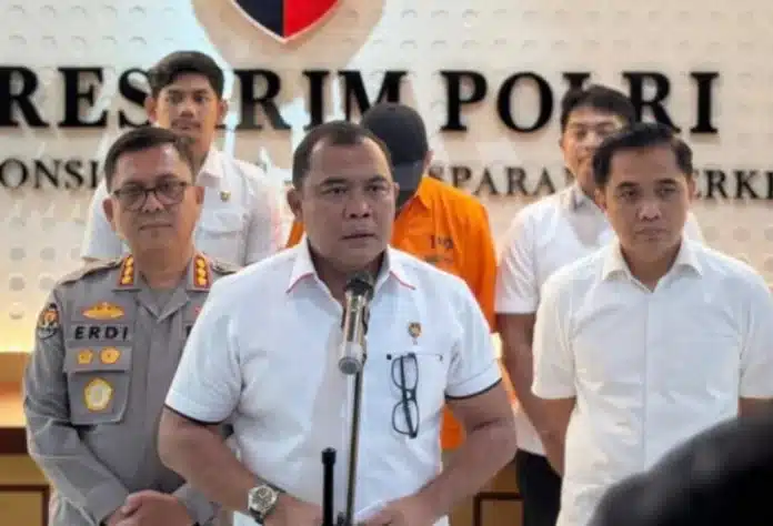 Kepolisian Negara Republik Indonesia (Polri) mengungkap kasus peredaran ilegal bahan kimia berbahaya berupa sianida ilegal di wilayah Surabaya dan Pasuruan, Jawa Timur. Kepolisian Negara Republik Indonesia (Polri) mengungkap kasus peredaran ilegal bahan kimia berbahaya berupa sianida ilegal di wilayah Surabaya dan Pasuruan, Jawa Timur.