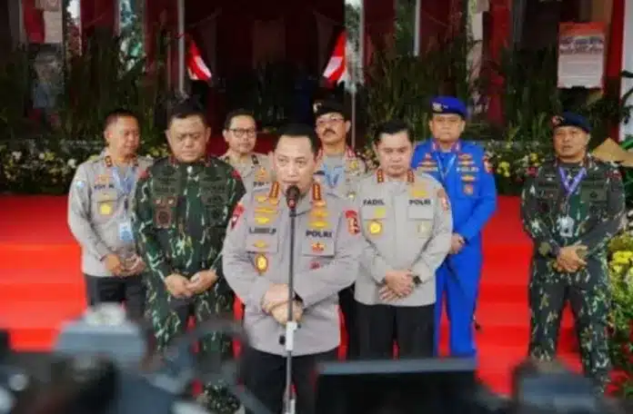 Kapolri Jenderal Listyo Sigit Prabowo menegaskan komitmen Polri untuk menindak tegas organisasi masyarakat (Ormas) yang meresahkan publik. Kapolri Jenderal Listyo Sigit Prabowo menegaskan komitmen Polri untuk menindak tegas organisasi masyarakat (Ormas) yang meresahkan publik.