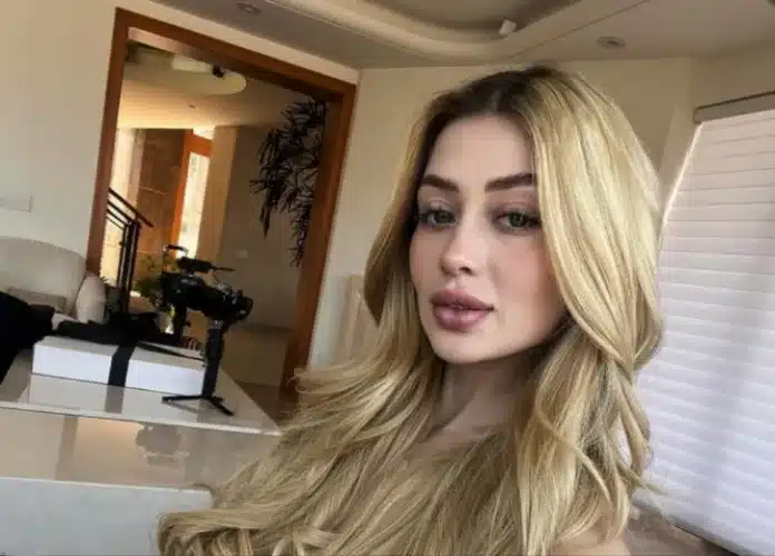 Valeria Marquez (23), seorang content creator sekaligus pemilik salon kecantikan di Meksiko, tewas ditembak saat sedang melakukan siaran langsung di TikTok. Valeria Marquez (23), seorang content creator sekaligus pemilik salon kecantikan di Meksiko, tewas ditembak saat sedang melakukan siaran langsung di TikTok.
