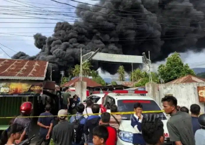Kebakaran besar melanda pabrik karet PT Teluk Luas di Jalan Bypass, Kecamatan Lubuk Begalung, Kota Padang, Sumatera Barat, pada Minggu siang, 18 Mei 2025. Kebakaran besar melanda pabrik karet PT Teluk Luas di Jalan Bypass, Kecamatan Lubuk Begalung, Kota Padang, Sumatera Barat, pada Minggu siang, 18 Mei 2025.