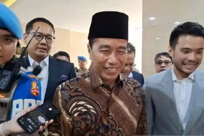 Presiden Republik Indonesia ke-7, Joko Widodo (Jokowi), memenuhi panggilan Bareskrim Polri untuk memberikan klarifikasi terkait laporan soal ijazahnya, Selasa (20/5/2025). (ANTARA/Fianda Sjofjan Rassat)