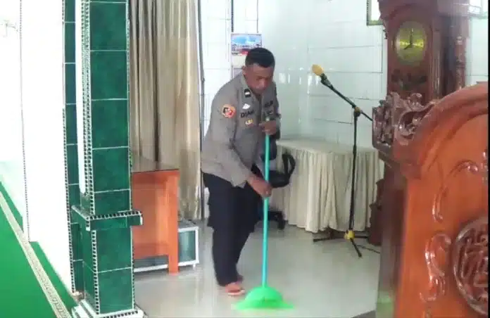 Anggota Polsek Lubuk Begalung (Lubeg), Aipda Dian, kembali melaksanakan kegiatan bakti sosial dengan membersihkan Masjid Raya Banuaran yang terletak di Kelurahan Banuaran, Kecamatan Lubeg, Kota Padang, pada Jumat pagi, 23 Mei 2025.