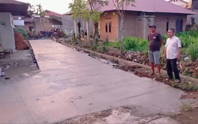 Anggota DPRD Kota Padang dari Fraksi Partai Golkar, Erianto, meninjau langsung lokasi yang telah dibangun betonisasi jalan di wilayah Kecamatan Kuranji, pada tanggal 12 April 2025.