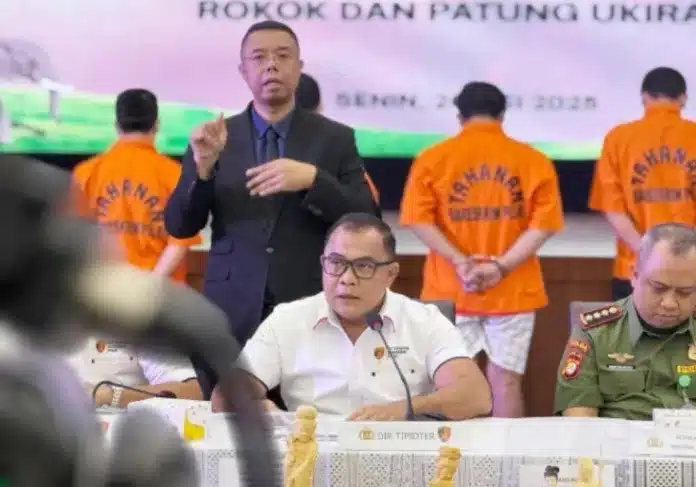 Direktorat Tindak Pidana Tertentu (Dittipidter) Bareskrim Polri berhasil mengungkap praktik perdagangan ilegal bagian tubuh satwa dilindungi berupa gading gajah dalam dua operasi terpisah yang digelar di Sukabumi, Jawa Barat, dan Jakarta Selatan. Direktorat Tindak Pidana Tertentu (Dittipidter) Bareskrim Polri berhasil mengungkap praktik perdagangan ilegal bagian tubuh satwa dilindungi berupa gading gajah dalam dua operasi terpisah yang digelar di Sukabumi, Jawa Barat, dan Jakarta Selatan.