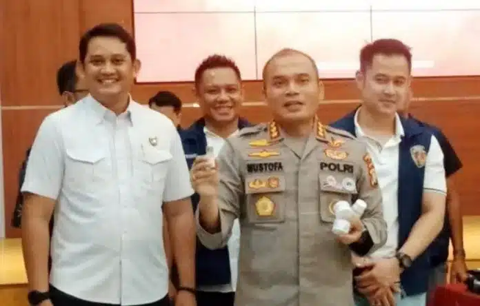 Satuan Reserse Kriminal (Sat Reskrim) Polres Metro Bekasi berhasil mengungkap kasus tindak pidana di bidang kesehatan dan/atau tindak pidana merek dengan menangkap delapan orang yang terlibat dalam produksi dan penjualan skincare palsu merek “GlowGlowing”. Satuan Reserse Kriminal (Sat Reskrim) Polres Metro Bekasi berhasil mengungkap kasus tindak pidana di bidang kesehatan dan/atau tindak pidana merek dengan menangkap delapan orang yang terlibat dalam produksi dan penjualan skincare palsu merek “GlowGlowing”.