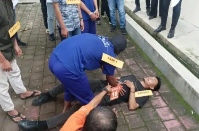 Satuan Reserse Kriminal (Satreskrim) Polres Boyolali menggelar rekonstruksi perkara dugaan tindak pidana kekerasan terhadap anak yang menyebabkan hilangnya nyawa seorang pelajar, Selasa (27/5/2025), pukul 14.15 WIB.