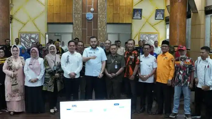 Wali Kota Padang Fadly Amran, menegaskan pentingnya peran organisasi kemasyarakatan (Ormas) dan lembaga swadaya masyarakat (LSM) sebagai mitra strategis pemerintah dalam mewujudkan Kota Padang sebagai Smart City dan Kota Sehat. Wali Kota Padang Fadly Amran, menegaskan pentingnya peran organisasi kemasyarakatan (Ormas) dan lembaga swadaya masyarakat (LSM) sebagai mitra strategis pemerintah dalam mewujudkan Kota Padang sebagai Smart City dan Kota Sehat.