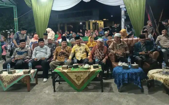 Anggota DPRD Kota Padang dari Fraksi Golkar, Erianto, dalam sambutannya menyampaikan harapan agar generasi muda semakin mencintai Al-Qur’an dan menjadikan nilai-nilai Islami sebagai pedoman hidup. Anggota DPRD Kota Padang dari Fraksi Golkar, Erianto, dalam sambutannya menyampaikan harapan agar generasi muda semakin mencintai Al-Qur’an dan menjadikan nilai-nilai Islami sebagai pedoman hidup.