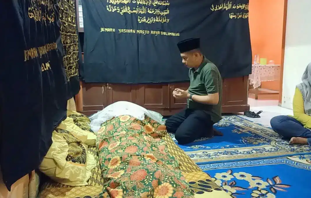 Wakil Ketua DPRD Provinsi Sumatera Barat dari Partai Gerindra, Evi Yandri Rajo Budiman, melayat ke rumah duka almarhumah Syamsidar (75), yang wafat dan meninggalkan tujuh orang anak.