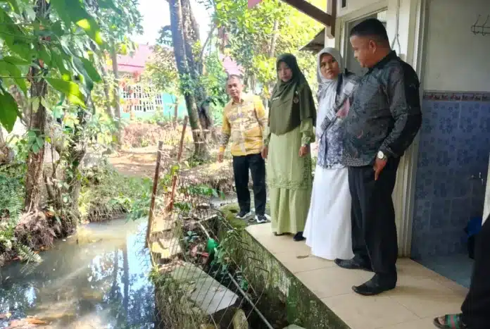 Anggota DPRD Kota Padang, Erianto, melakukan kunjungan sekaligus silaturahmi ke SDN 36 Gunung Sarik, Kecamatan Kuranji, pada Jumat siang, 13 Juni 2025. Kedatangan Erianto disambut hangat oleh Kepala Sekolah beserta jajaran dewan guru. Anggota DPRD Kota Padang, Erianto, melakukan kunjungan sekaligus silaturahmi ke SDN 36 Gunung Sarik, Kecamatan Kuranji, pada Jumat siang, 13 Juni 2025. Kedatangan Erianto disambut hangat oleh Kepala Sekolah beserta jajaran dewan guru.