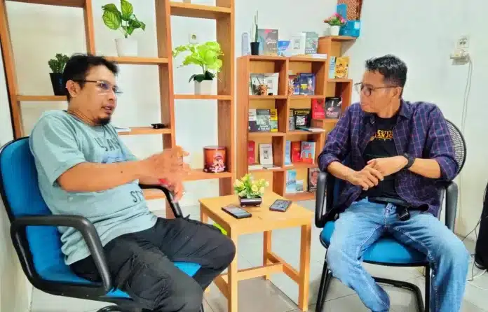 Kebebasan pers di Sumatera Barat kembali Dibungkam dan dipertanyakan. Dalam sebuah diskusi hangat, Pemimpin Redaksi Rakyat Sumbar, Revdi Iwan Syahputra, dan Ketua IJTI Sumbar yang juga pimpinan Padang TV, Defri Mulyadi, mengungkap kenyataan getir: media bukan lagi alat kontrol terhadap kekuasaan, melainkan justru dikendalikan oleh kekuasaan itu sendiri.